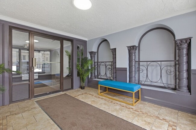 Photo - 1050 W George St