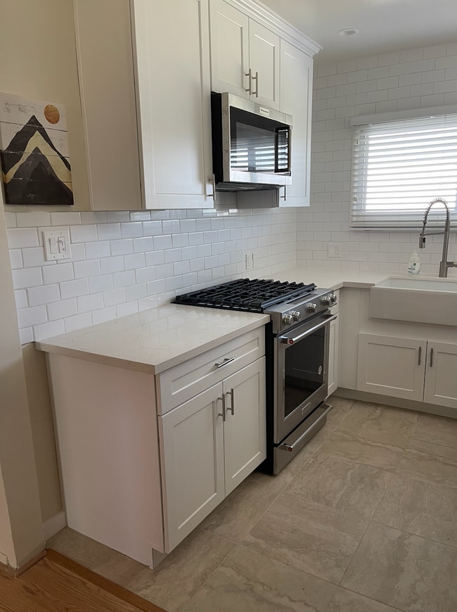 Kitchen (View Left) - 2041 Euclid St Unit 11