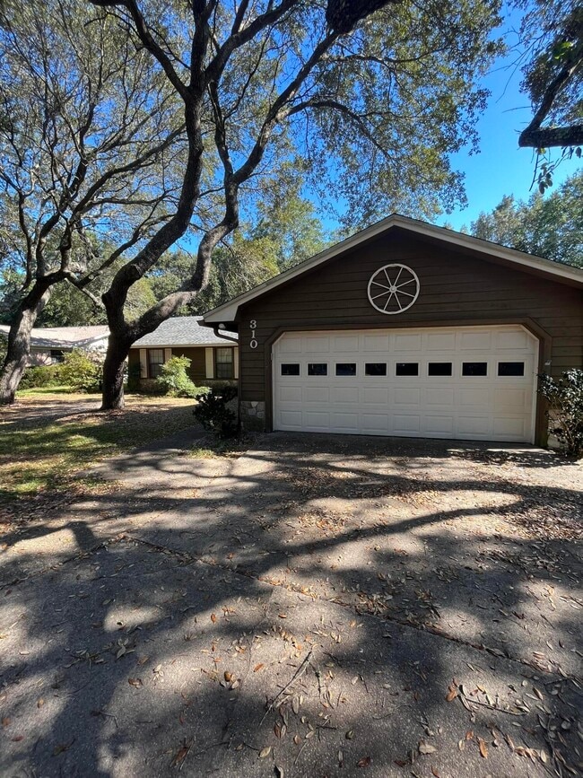 Photo - 310 Bimini Way