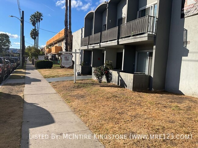 Lovely 2BD 2BA Unit in Canoga Park - Lovely 2BD 2BA Apartment Unit in Canoga Park Unit 03