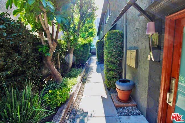 4443 Saugus Ave Unit 1