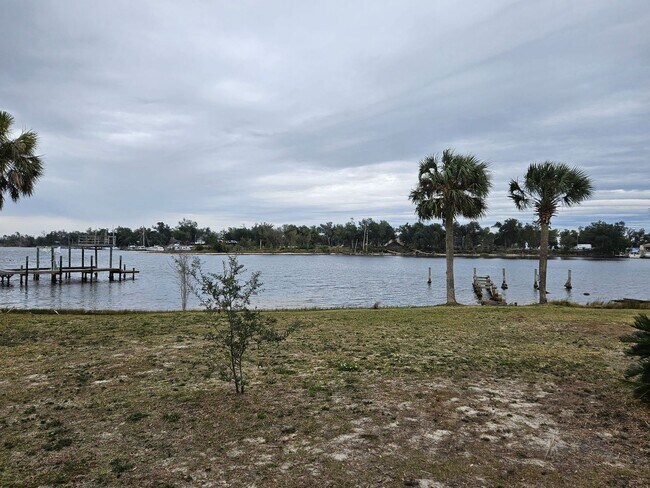 Photo - Peaceful, Entertainer's Dream on the Waterfront in Beautiful Donalson Point!