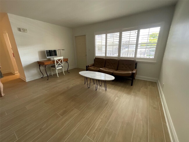 Photo - 2424 NE 9th St Unit 208