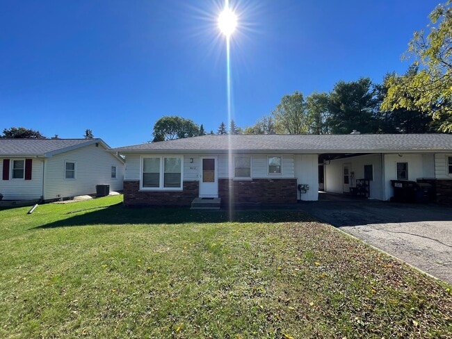 Building Photo - Two Bedroom Duplex in Portage