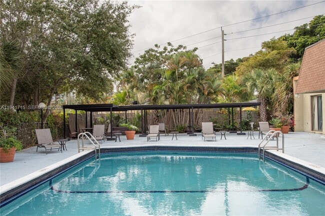 Building Photo - 16950 W Dixie Hwy Unit B320