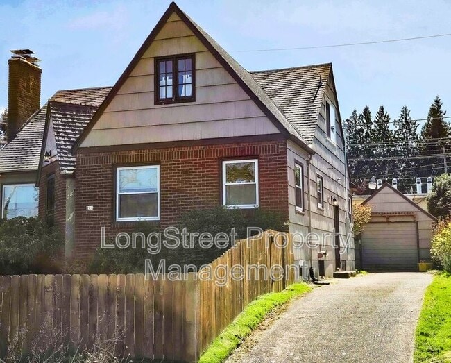 Building Photo - 224 N Russet St