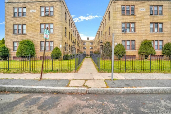 Building Photo - 39 Sumner St Unit C1 Rental