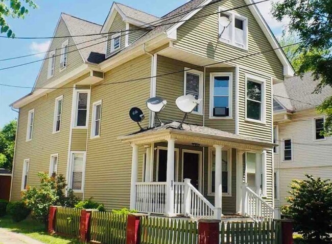 Building Photo - 879 Elm St Unit First Floor