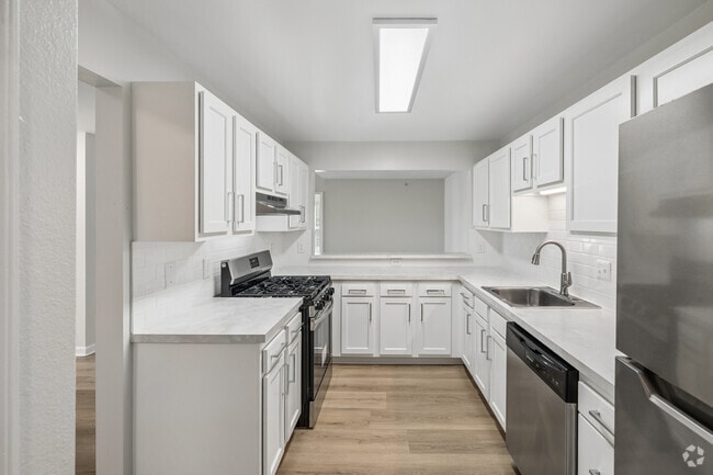 2BR, 2BA - 1,070SF - Kitchen - The Apartments at Wellington Trace