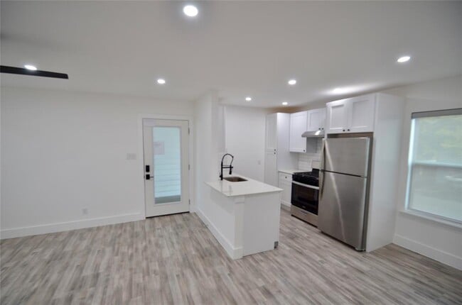 Building Photo - 1200 E 52nd St Unit 208 Rental