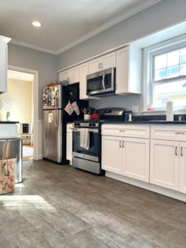 Building Photo - AVAILABLE SEPTEMBER 1ST - Beautiful, Spacious and Renovated Brighton/Oak Square 3 Bed Duplex. NO...