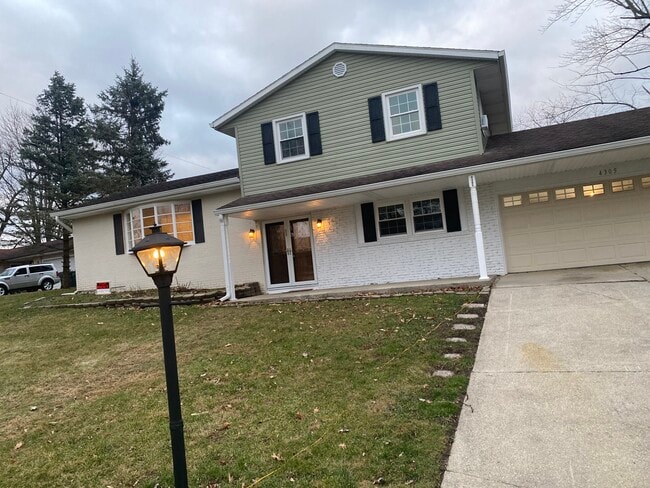 Building Photo - 4305 E Maple Manor Pkwy Rental