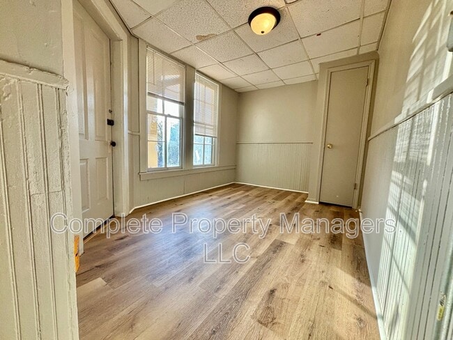 Photo - 325 E Washington St