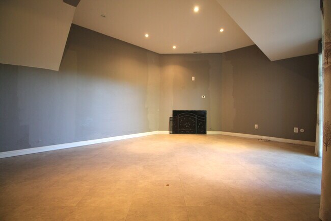 large living room - 904 W Mabel Ave