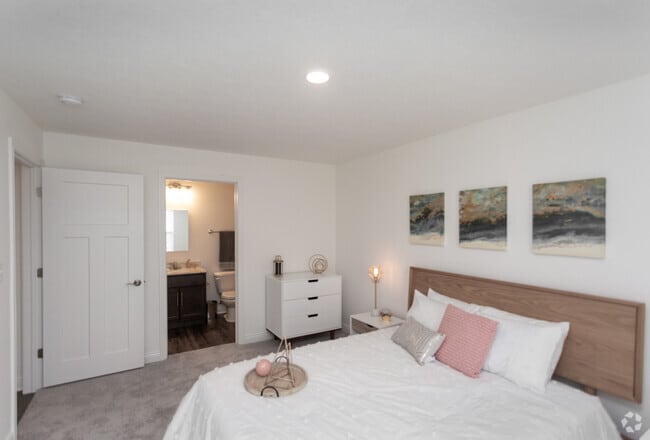 2BR, 2BA - 935 SF