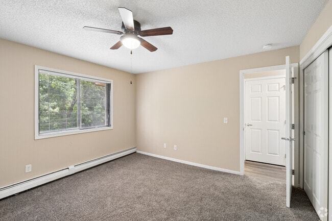 2BR, 1BA - 913SF - Secondary Bedroom