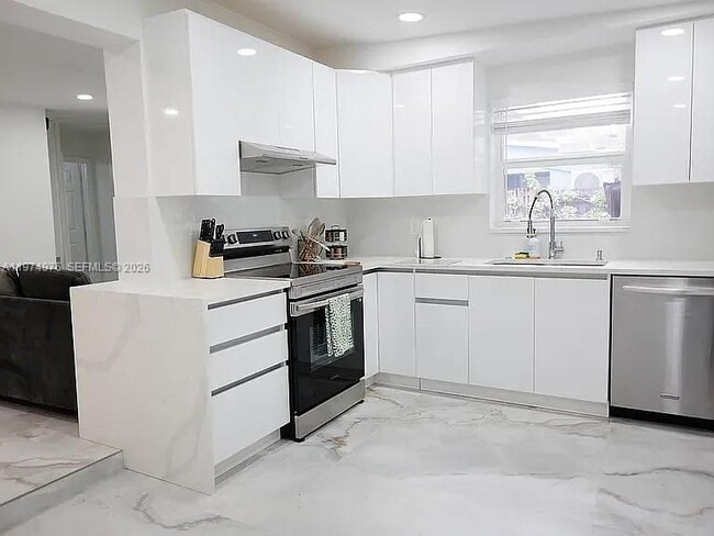 Building Photo - 1649 NE 8th Ave