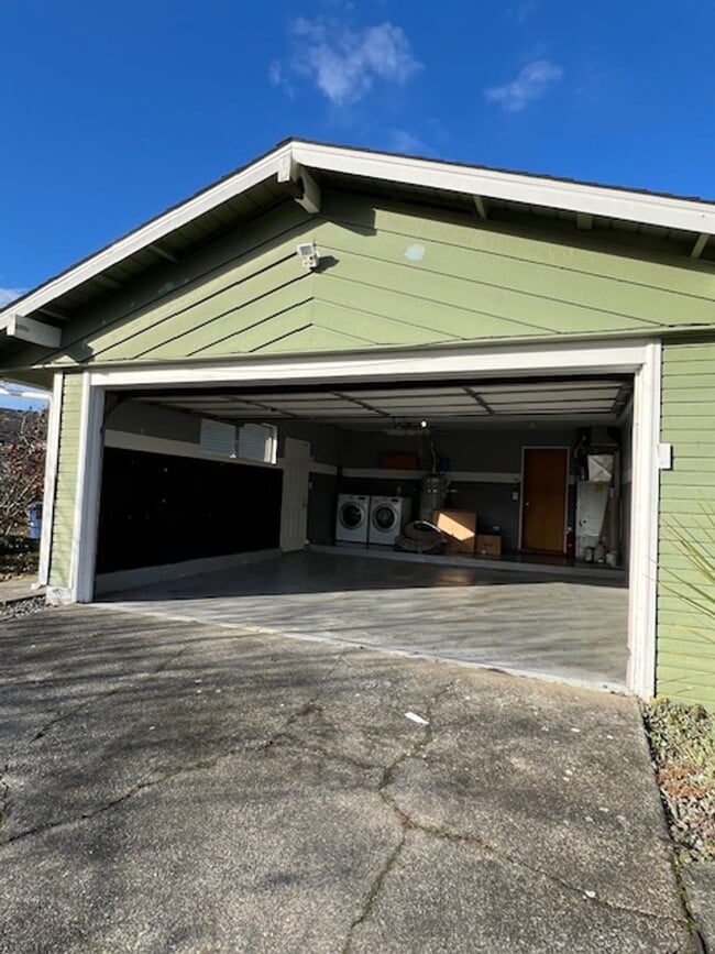 Photo - 4 Bedroom, 2 Bath Rambler, Large Fenced back yard, Attached Garage.