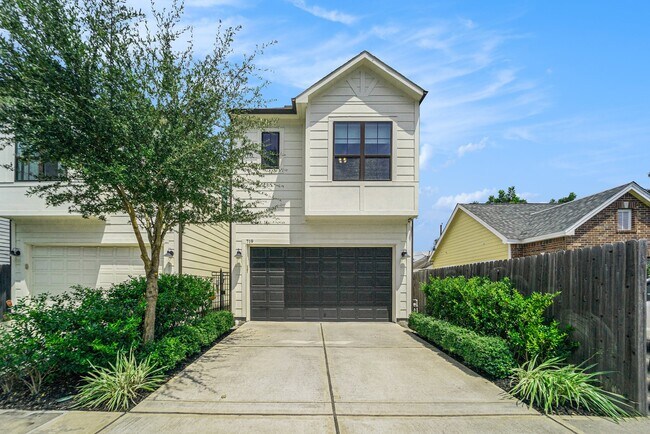 Photo - 719 E 28th St