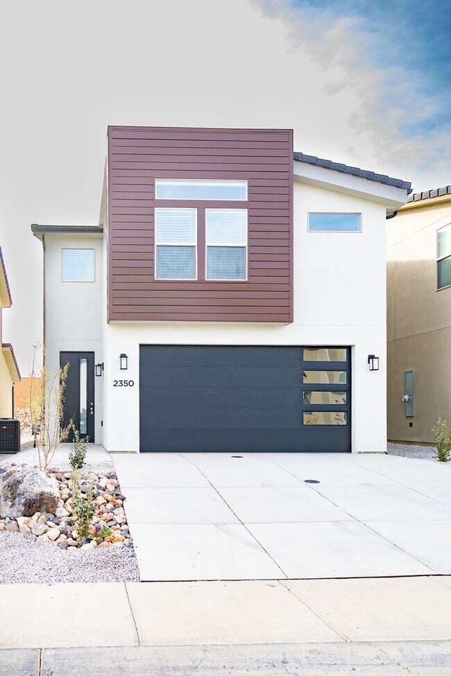 Building Photo - Spacious 4-Bed Home in Sage Canyon