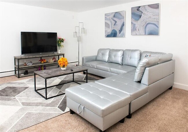 Photo - 275 W Main Rd