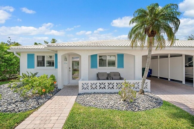 Photo - 706 Spanish Dr S