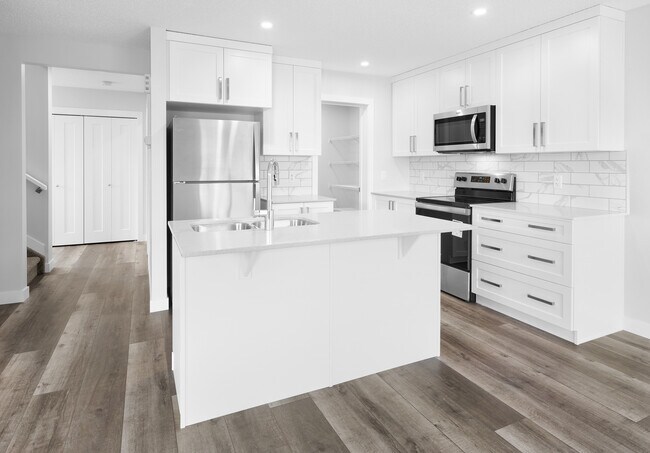 Photo - 1380 Erker Cres NW