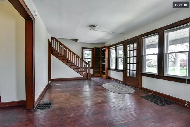 Photo - 2333 E 3rd St