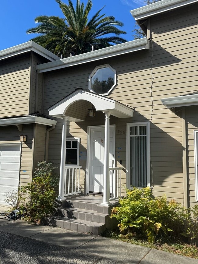 Building Photo - Beautifully Renovated 3BR/2.5BA Home in Co...
