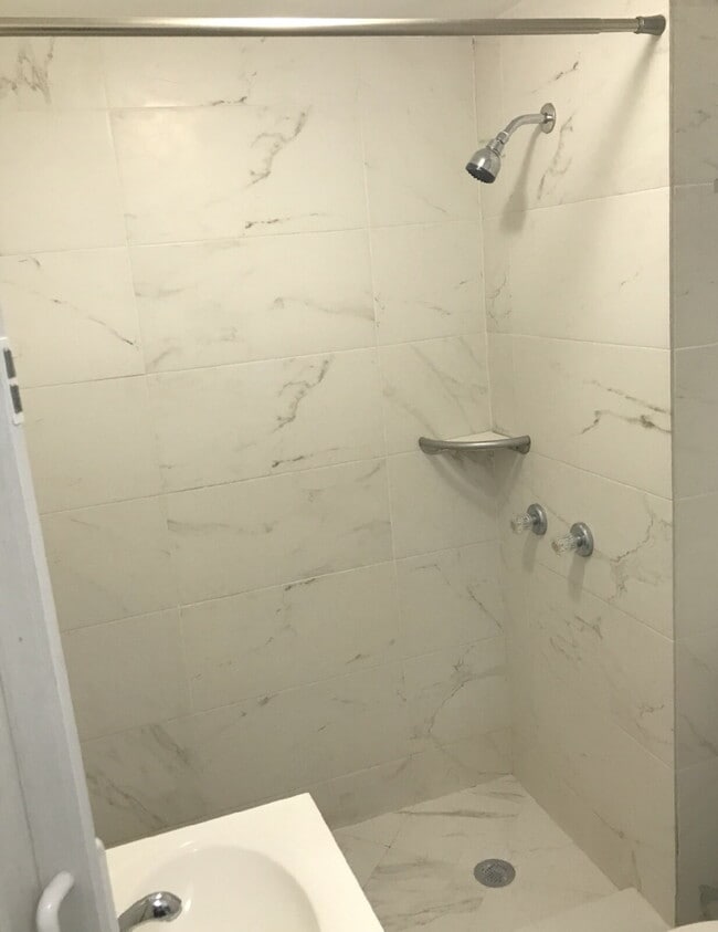 Building Photo - Efficiency/Studio for Rent – Available Imm... Unit Apt A