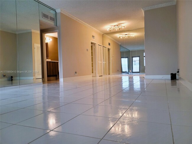 Photo - 9225 Collins Ave Unidad PH B Rental