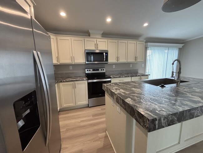 Photo - 934 Cayman Ave W
