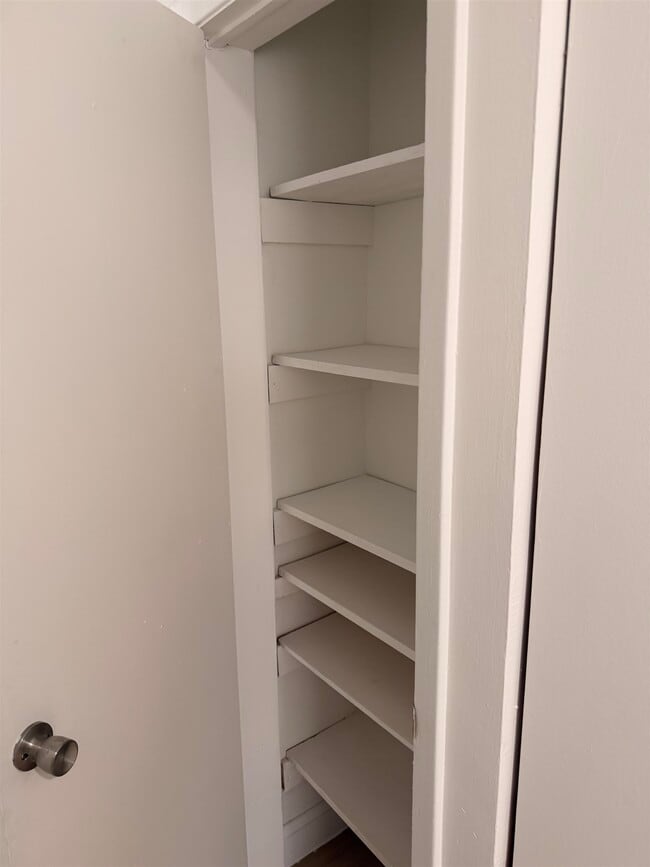 Photo - 24 E 18th St