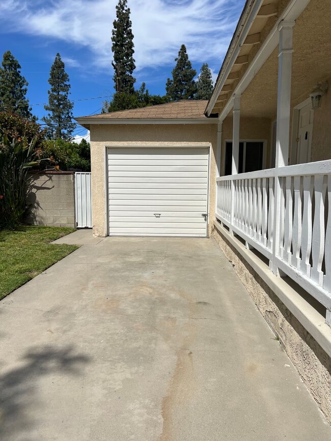 Photo - 2 Bedroom, 1 Bath Home with large yard in Lakewood