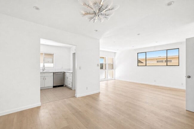 Building Photo - 337 Rexford Dr Unit 3
