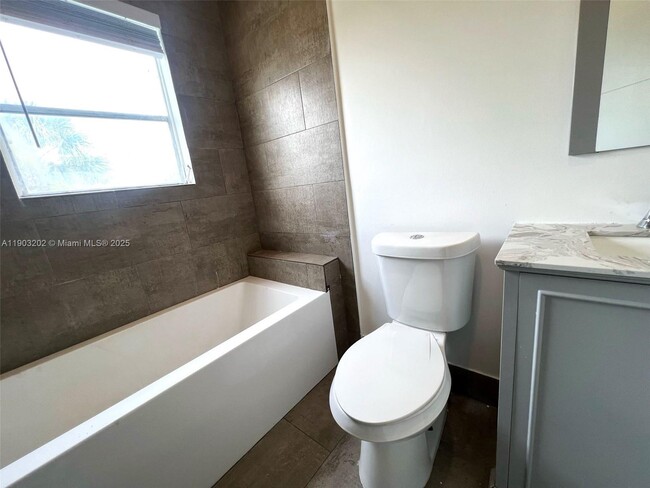 Photo - 3703 SW 1st St Unidad UP