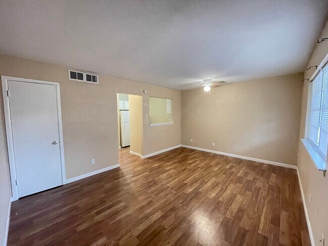 Photo - 327 E Locust St