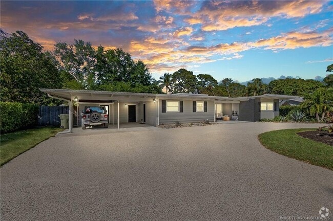 Building Photo - 530 S Manor Dr Rental