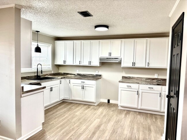 Building Photo - 5313 Johnwood- Valley View-Move In Ready!