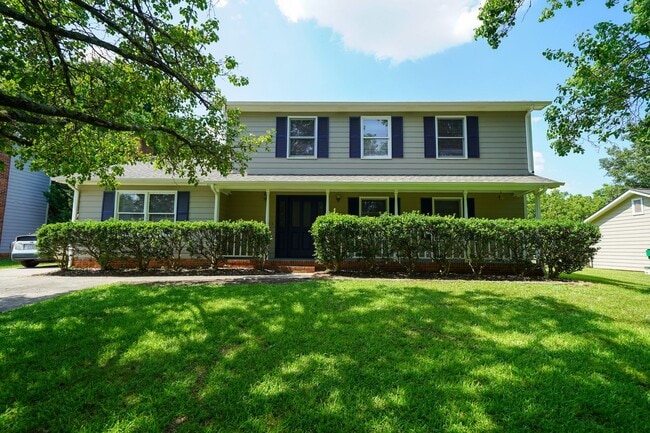 UNCC Area. 2 story 4 BR 2 1/2 BA Large Fe... - UNCC Area.  2 story 4 BR 2 1/2 BA Large Fe... Casa