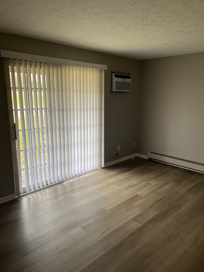 Photo - Green Acres - 4943-4959 Unit 4949-A