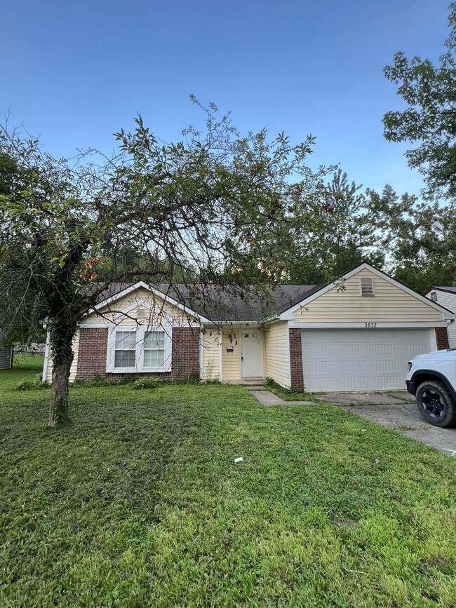 Building Photo - Charming residence boasts three spacious b... Rental