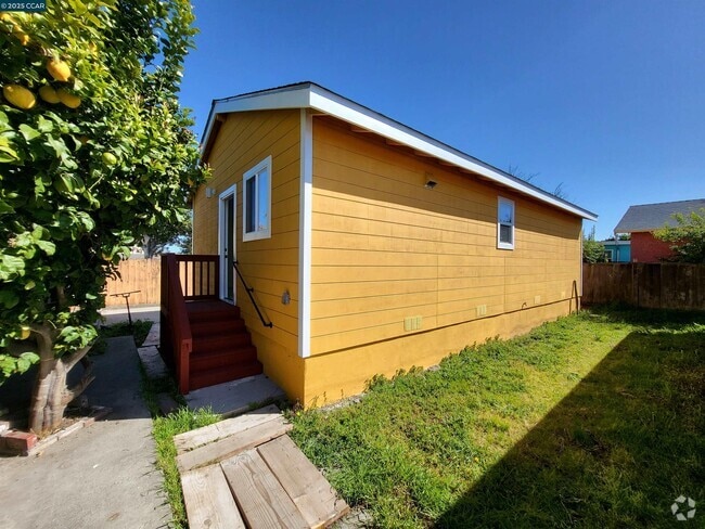 Building Photo - 2811 Tulare Ave Rental