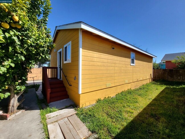 Building Photo - 2811 Tulare Ave Rental