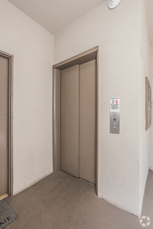 Elevador - Rose Terrace Apartment Homes Unidad 6