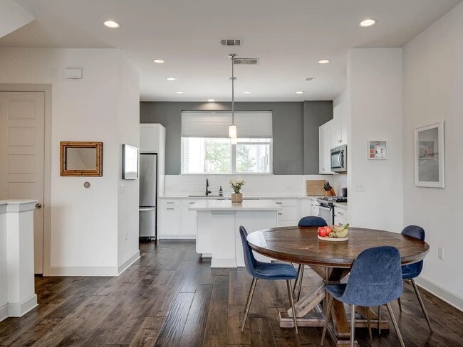 Photo - 1406 Waterloo Shore Ln