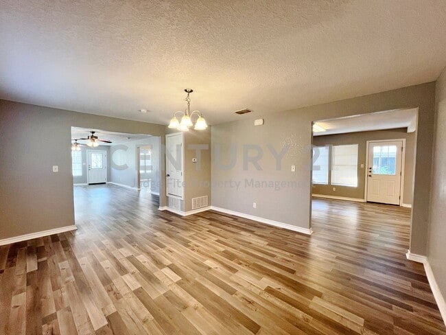 Building Photo - Beautifully Updated 3/2 Within Walking Distance to Tarleton State!