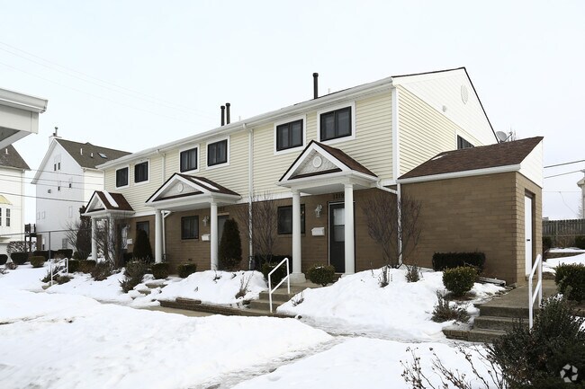Photo - Villas at Water's Edge Apartments