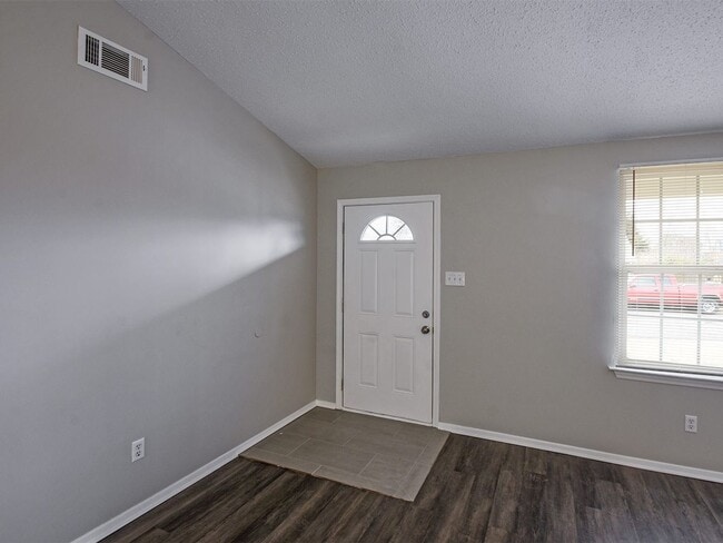 Photo - UPDATED 3 beds, 2 baths on cul de sac.