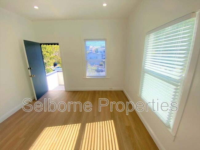 Photo - 4325 Essex St